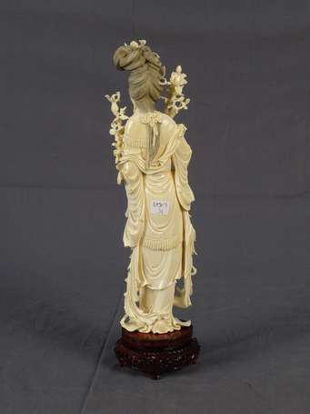 CHINE - Figurine en ivoire figurant une dame de 