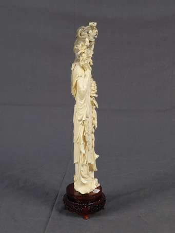 CHINE - Figurine en ivoire figurant une dame de 