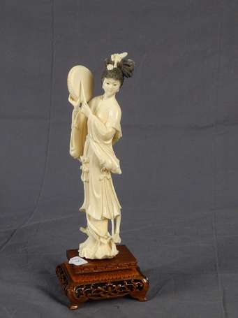 CHINE - Figurine en ivoire figurant une musicienne