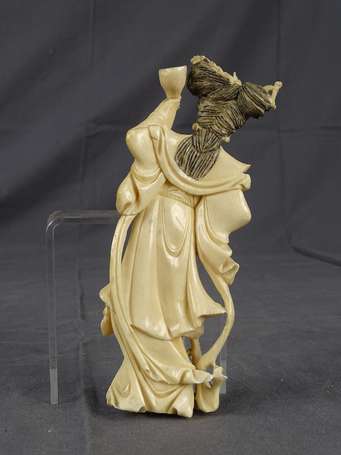 CHINE - Figurine en ivoire figurant une musicienne