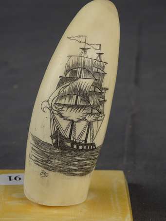 CHINE - Scrimshaw, deux dents en os gravé d'un 