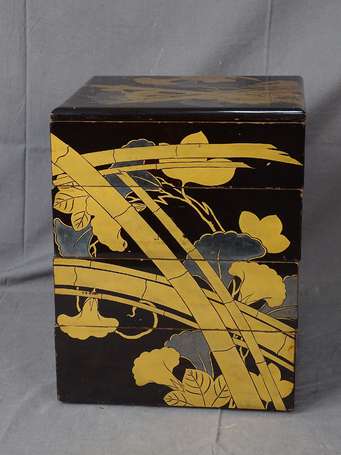 JAPON Jubako en laque noir à décor de bambous et 
