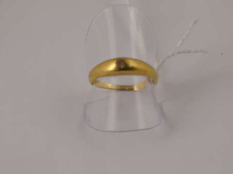 Bague jonc en or 750°/°°° montée en serti clos 