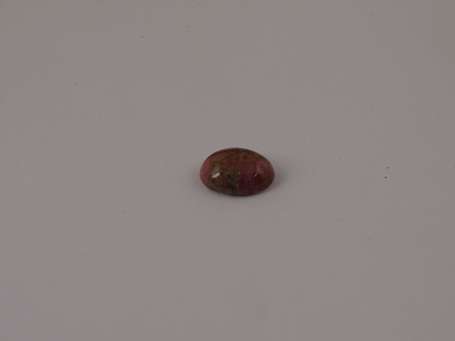 Cabochon de rhodonite. P. : 5,5 ct.