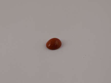 Cabochon de jaspe rouge. P. : 3,5 ct.