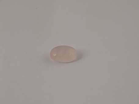 Cabochon de quartz rose. P. : 8,5 ct.