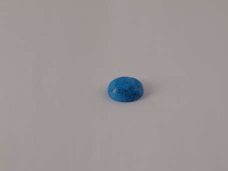Cabochon de dolomite turquoise. P. : 4,5 ct.