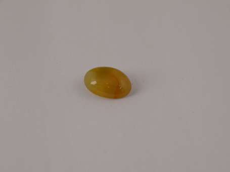 Cabochon de calcédoine blonde. P. : 6,5 ct.