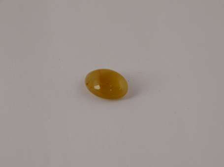 Cabochon de calcédoine blonde. P. : 6,5 ct.