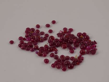 Lot de rubis comprenant perles sphériques, 