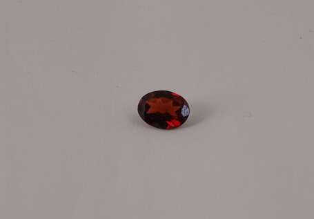 Grenat de taille ovale. P. : 1,5 ct.