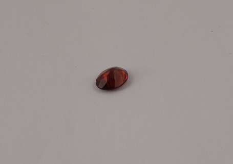 Grenat de taille ovale. P. : 1,5 ct.