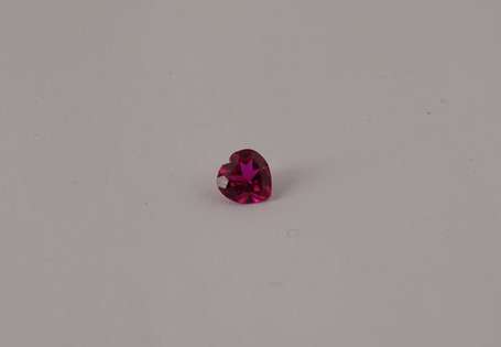 Rubis synthétique de taille cœur. P. : 1 ct.