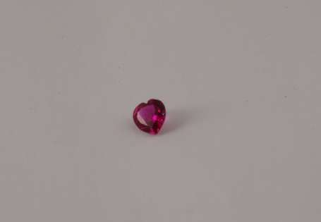 Rubis synthétique de taille cœur. P. : 1 ct.