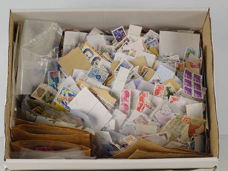 Dans un carton énorme vrac de timbres décollés ou 