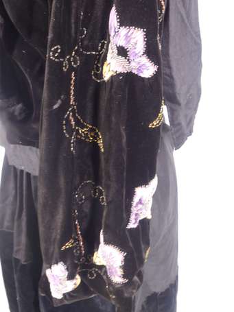 Costume breton en velours brodé de fleurs mauve et