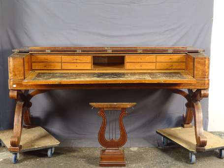 Bureau plat en placage d'acajou marqueté de filet 