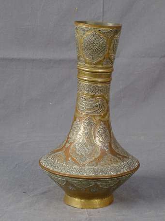 Vase bouteille à corps conique en laiton incrusté 