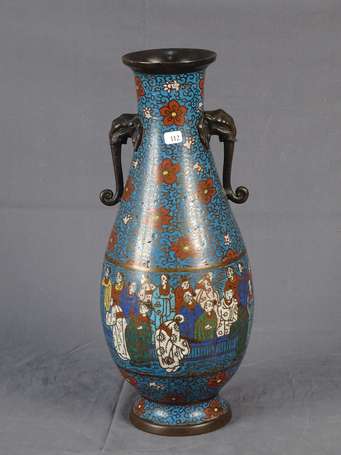 Vase fuselé en bronze et émaux cloisonnés, décor 