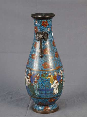 Vase fuselé en bronze et émaux cloisonnés, décor 