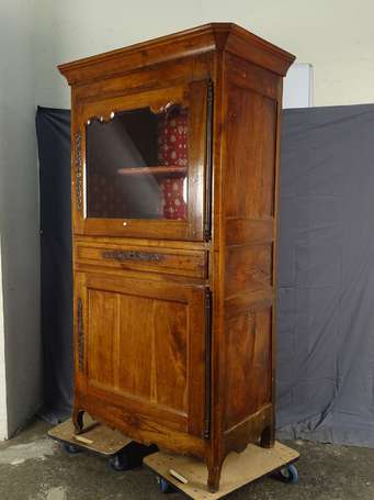 CABINET En bois fruitier, il ouvre à deux portes, 