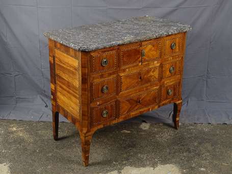 Commode en bois de placage et marqueterie, elle 