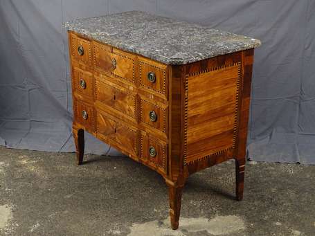 Commode en bois de placage et marqueterie, elle 