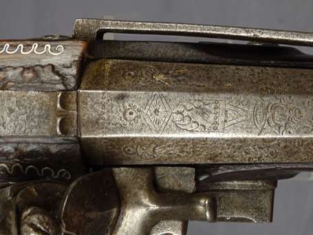 Pistolet à silex, décors, oxydations à l'avant du 