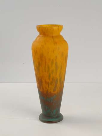 Vase de forme tronconique sur talon à col resserré