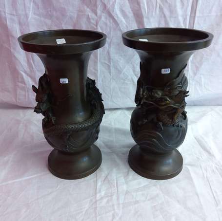 JAPON - Paire de vases en bronze patiné, ils sont 