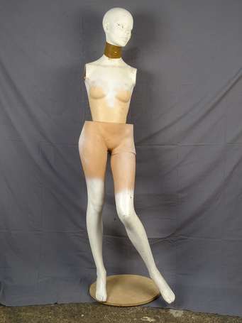 Mannequin de vitrine femme en composition laqué 