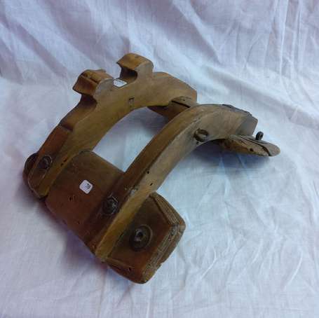 CHINE Bat en bois naturel, le bandeau sculpté de 