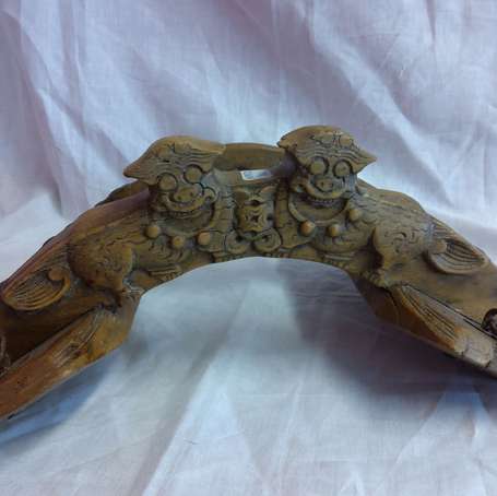 CHINE Bat en bois naturel, le bandeau sculpté de 