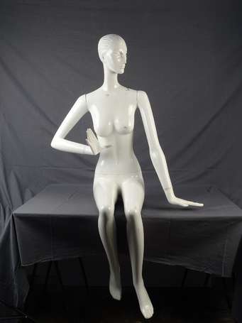 Mannequin de vitrine femme assise en composition 