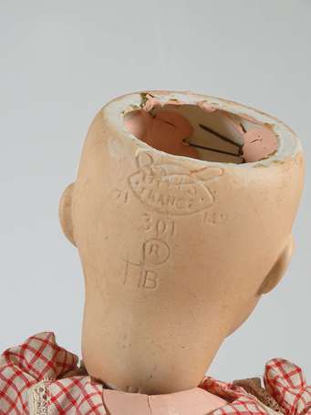 Poupée tête porcelaine marquée en creux 71-301-149
