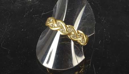 Bague tresse en or, elle est montée de strass. P.