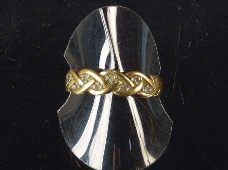 Bague tresse en or, elle est montée de strass. P.