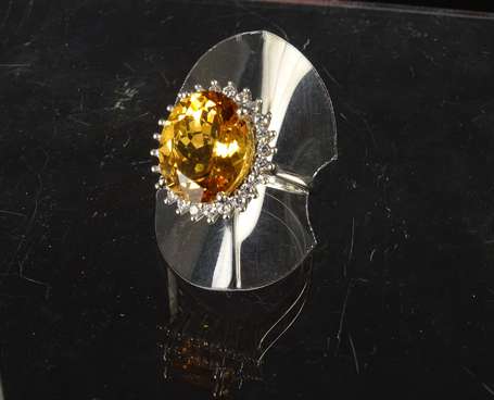 Bague en argent montée d'une citrine encadrée de 