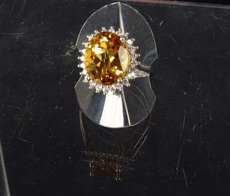 Bague en argent montée d'une citrine encadrée de 