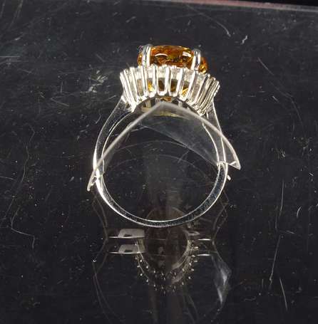 Bague en argent montée d'une citrine encadrée de 