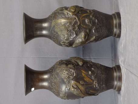 JAPON Paire de Vases balustre en bronze à patine 