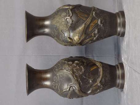 JAPON Paire de Vases balustre en bronze à patine 