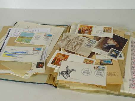 Dans 1 carton à dessin 1 portant 1 lot de timbres 