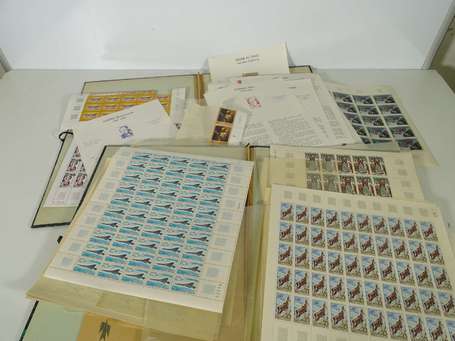 Dans 2 cartons à dessin 1 portant 1 lot de timbres