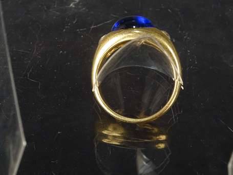 Bague jonc en or jaune 750°/°°°, elle est montée 
