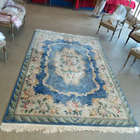 Tapis laine et coton, le champ bleu à cartouche et