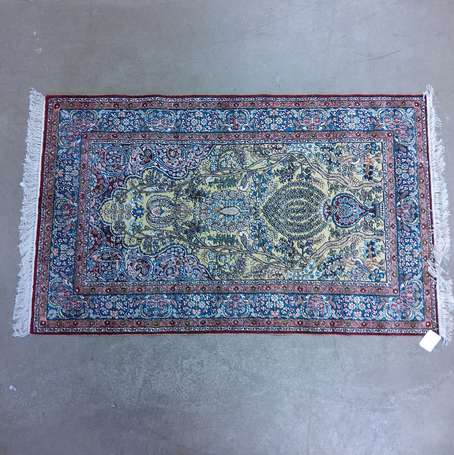 Tapis Héréké, le champ en mihrab, fond or et 