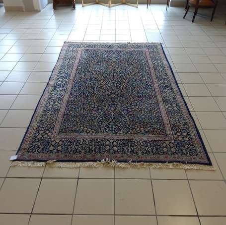 Tapis laine et coton, le champ bleu nuit meublé 