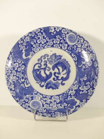 CHINE - Plat en porcelaine à décor de phénix au 