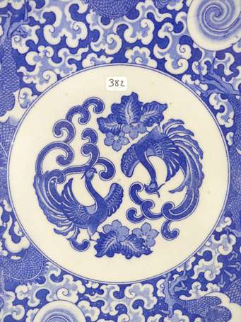 CHINE - Plat en porcelaine à décor de phénix au 